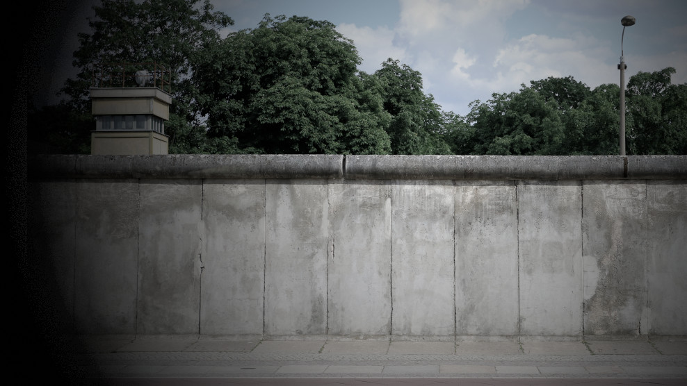 Berliner Mauer mit Wachturm