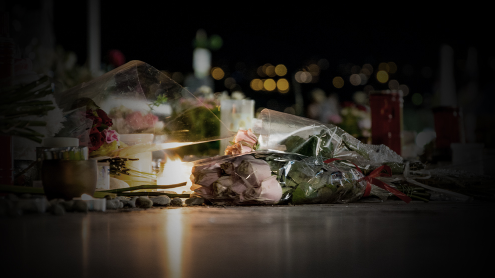 Kerzen und Blumen erinnern an den Terroranschlag in Nizza